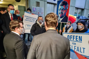 OFFEN FÜR VIELFALTMahnwache vor dem Oberlandesgericht Frankfurt