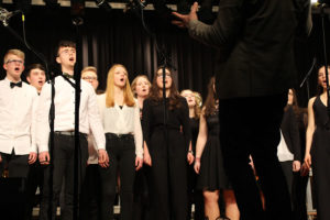 Musikalischer Gruß des Oberstufenchoreszum Ferienbeginn