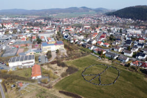 Schulgemeinschaft stellt riesiges Peace-Zeichen