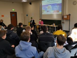 Demokratietag der Walter-Lübcke-Schule:Besuch von Justizministerin Eva Kühne-Hörmann